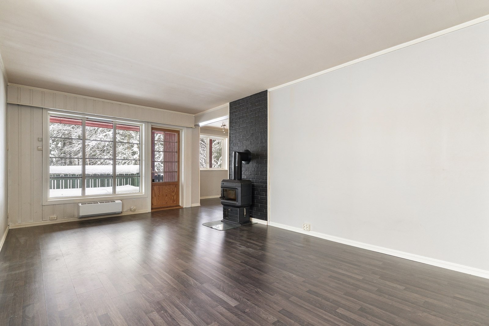 Romslig stue med god plass til å innrede flere soner. Galleribilde