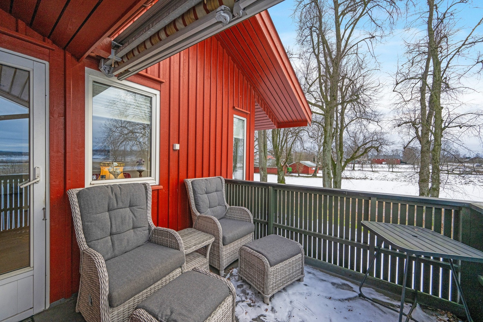 Leiligheten har en stor solrik balkong Galleribilde