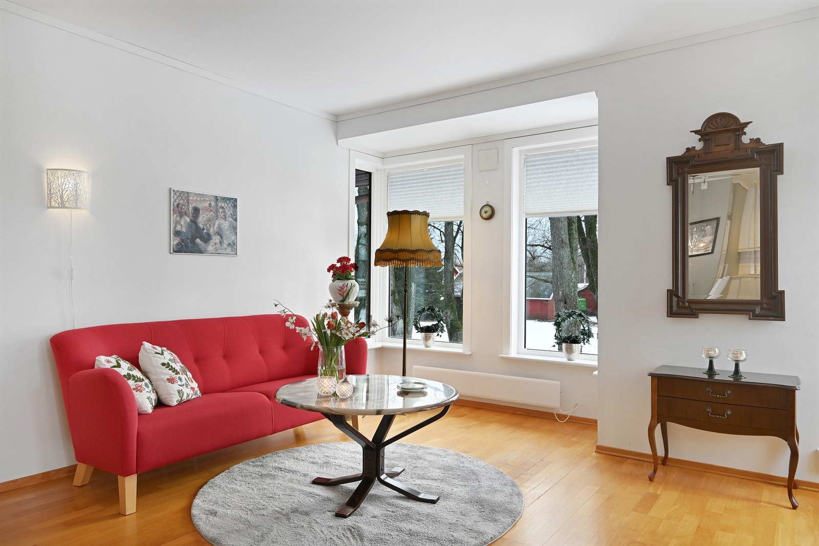 Luftig stue med store vindusflater og godt med naturlig lys Galleribilde