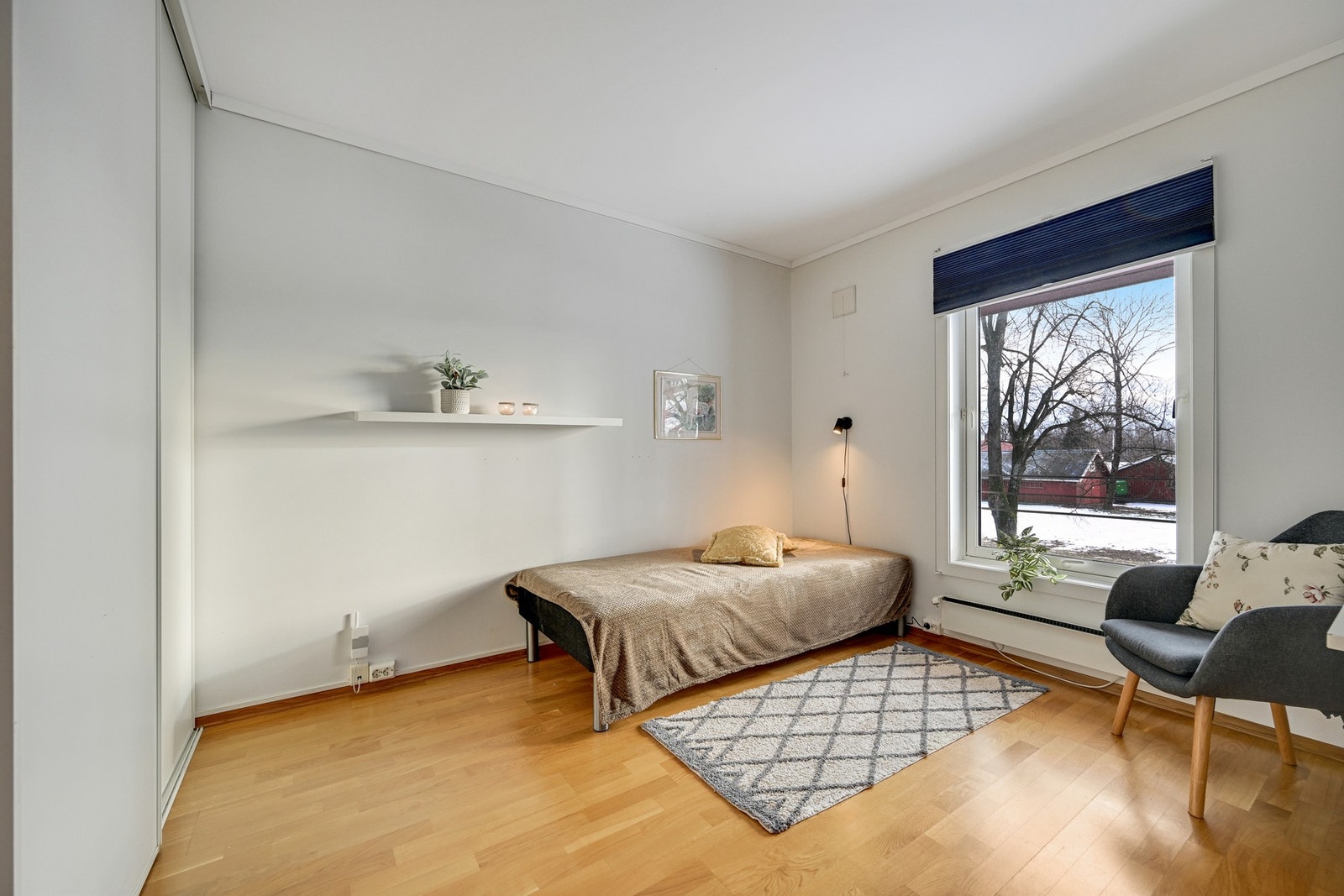 Det andre soverommet har skyvedørsgarderobe Galleribilde