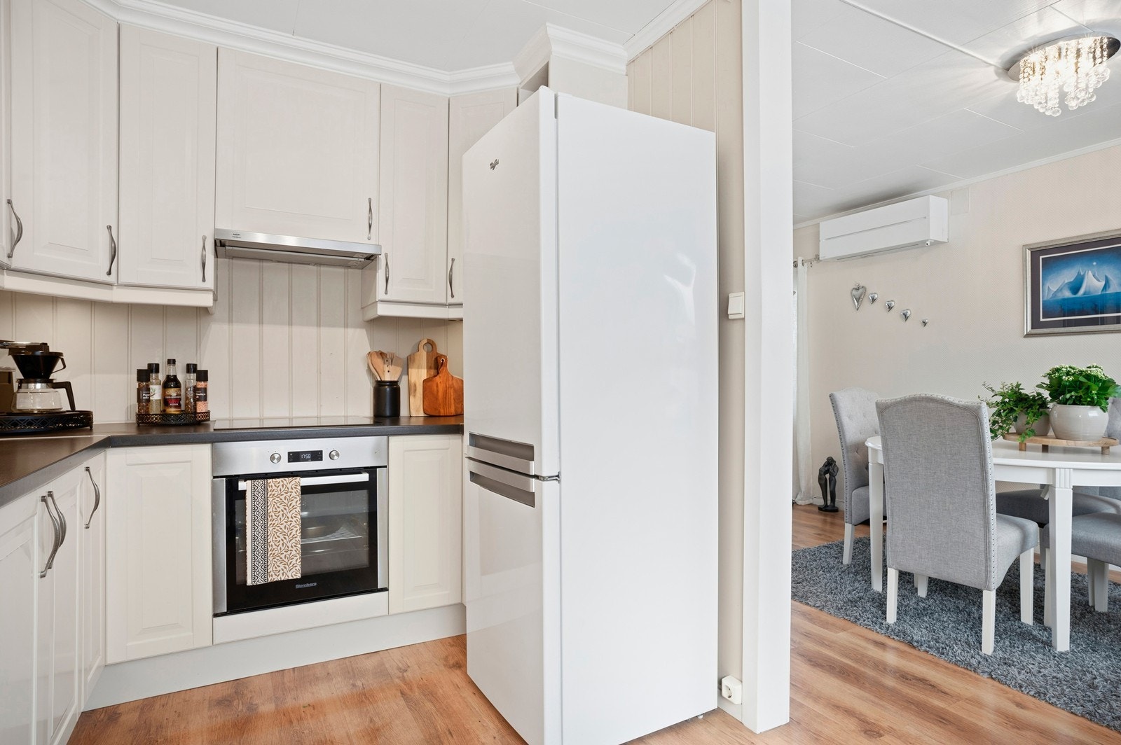 Kjøkkenet har integrert stekeovn og platetopp, og er utstyrt med oppvaskmaskin. Galleribilde