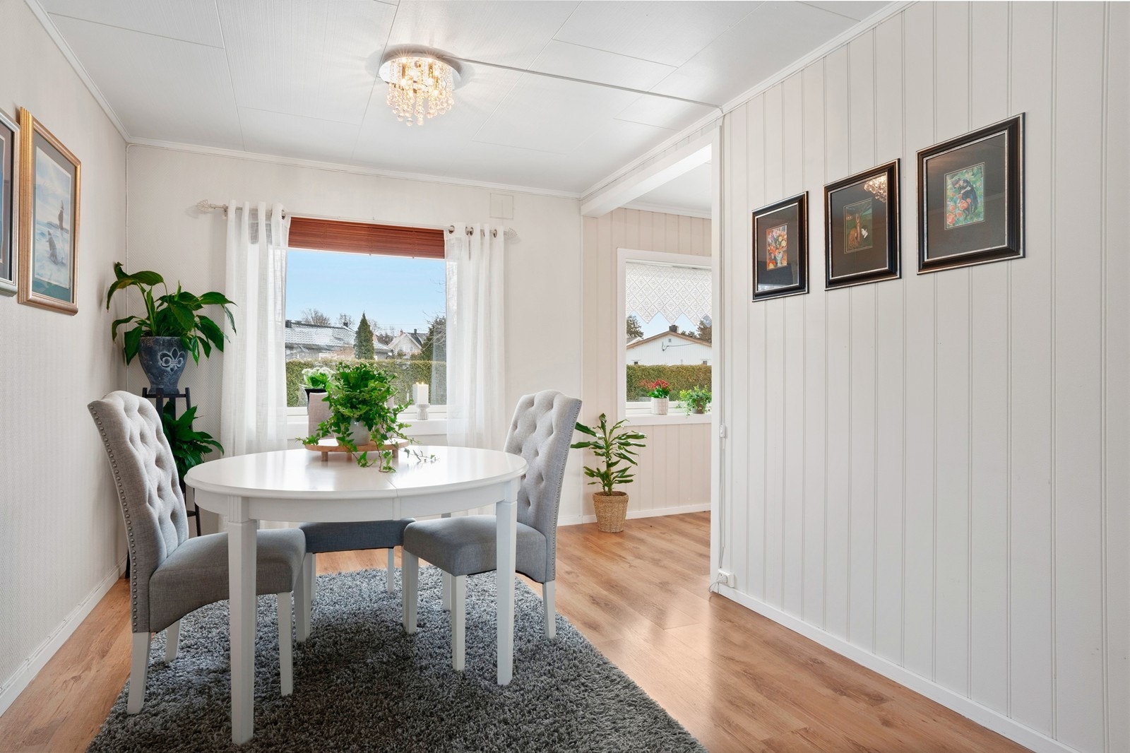 Fra spiseplassen er det en åpen og praktisk overgang til kjøkkenet. Galleribilde