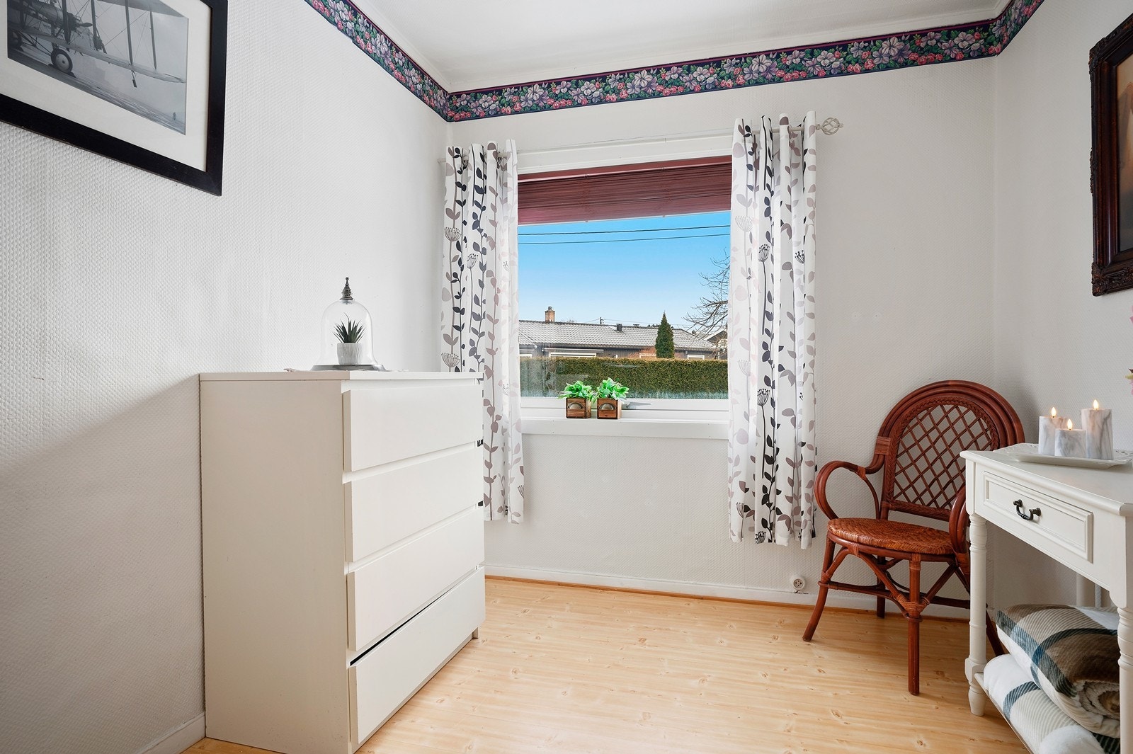 Leilighetens andre soverom egner seg godt som barnerom, gjesterom eller kontor. Galleribilde