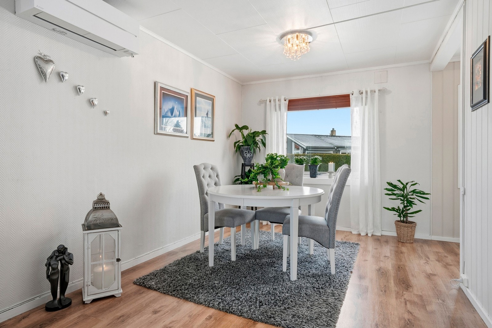 Spisestuen har en naturlig plassering i forlengelsen av stuen, med plass til et spisebord. Galleribilde