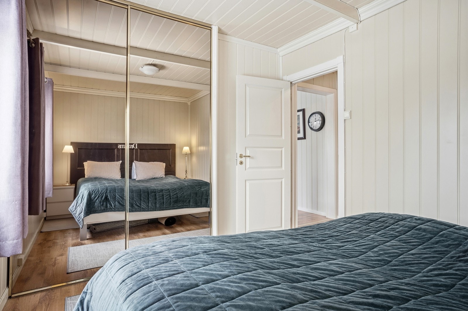 Rommet er utstyrt med en stor garderobeløsning med speilfronter. Galleribilde