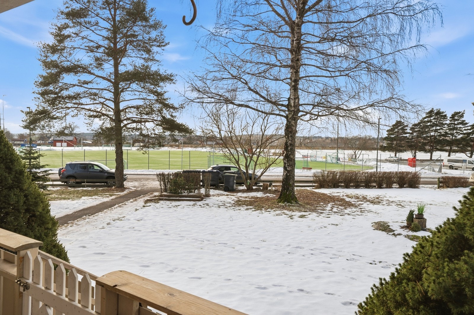 Balkongen har utsyn mot grøntarealer og idrettsanlegg. Galleribilde