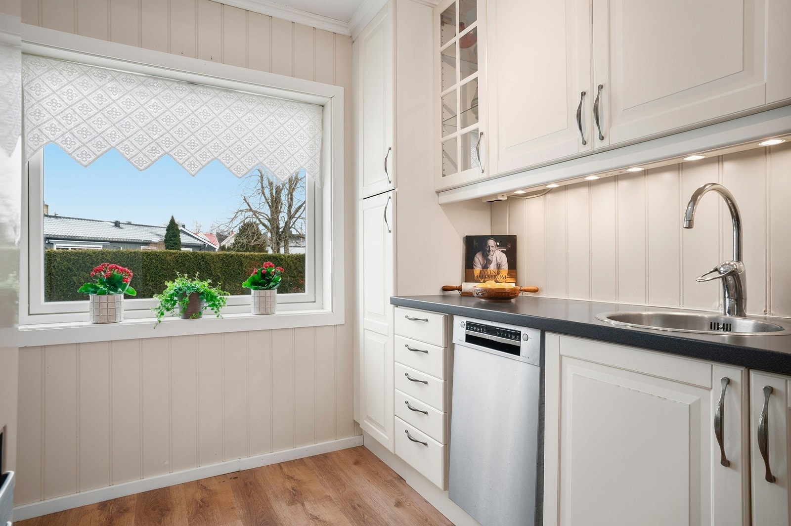 Vinduet over kjøkkenbenken gir godt med arbeidslys og et hyggelig utsyn. Galleribilde