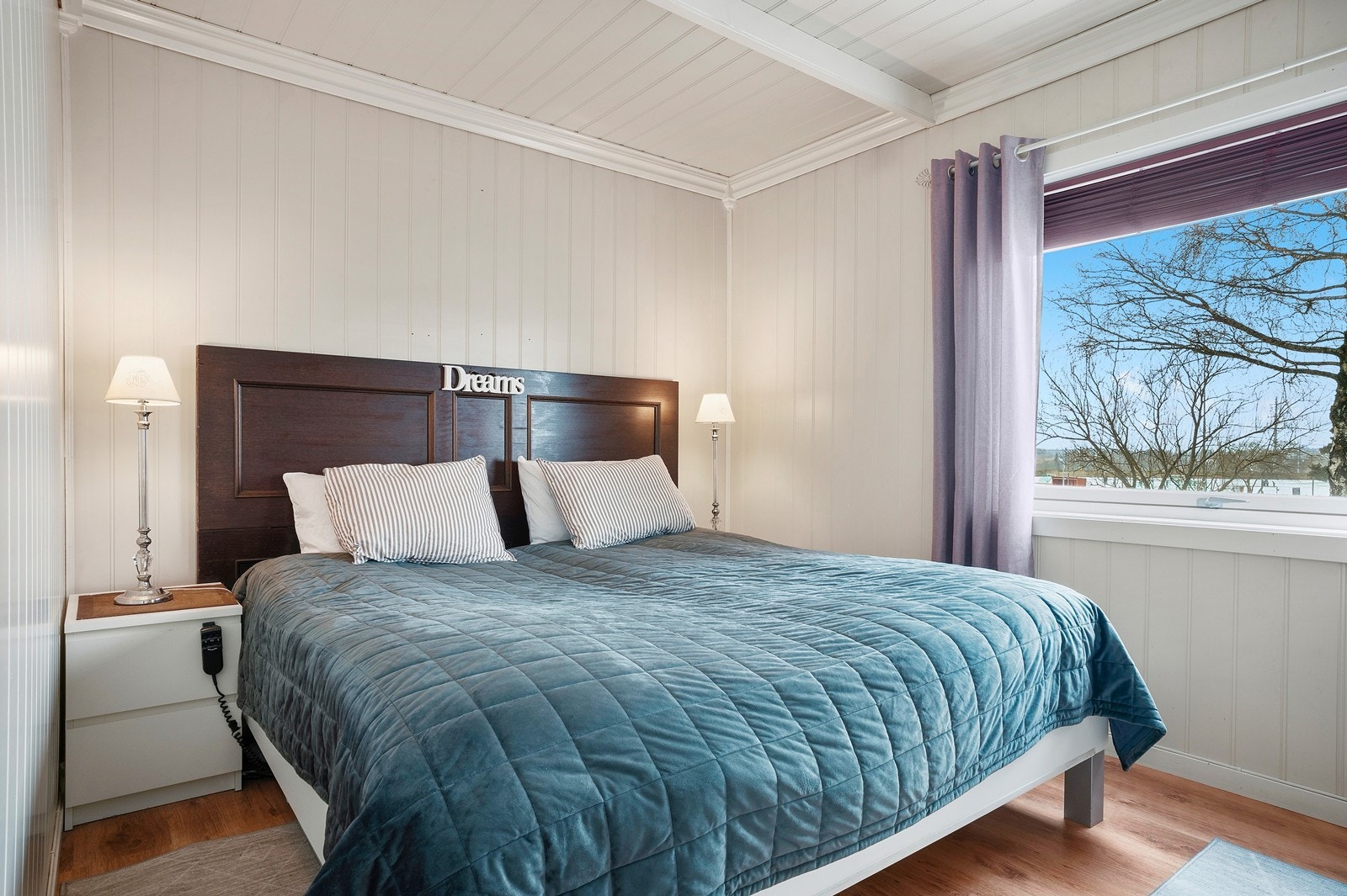 Hovedsoverommet er av god størrelse med plass til dobbeltseng og nattbord. Galleribilde