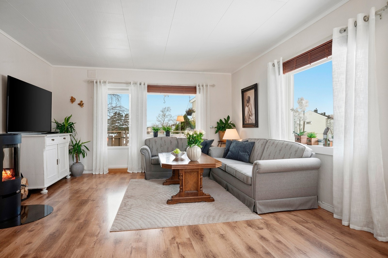 Leilighetens stue er romslig og har store vindusflater som slipper inn godt med dagslys. Galleribilde