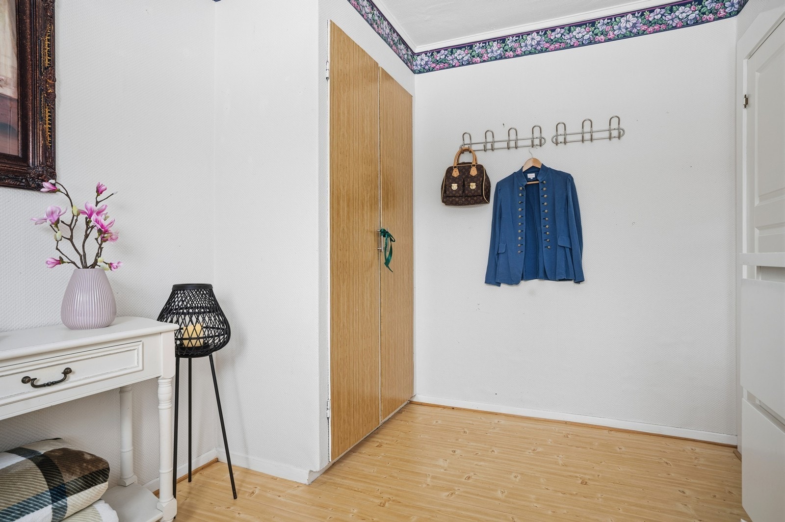 Praktisk entré med plass til oppbevaring av yttertøy og sko. Galleribilde