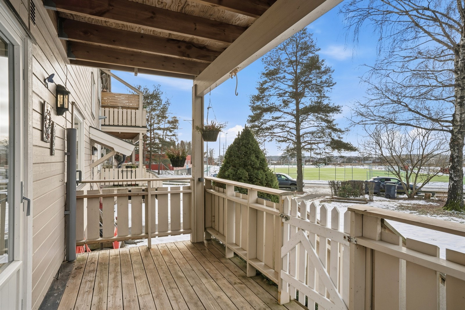 Fra stuen er det utgang til en overbygget balkong med plass til en sittegruppe. Galleribilde