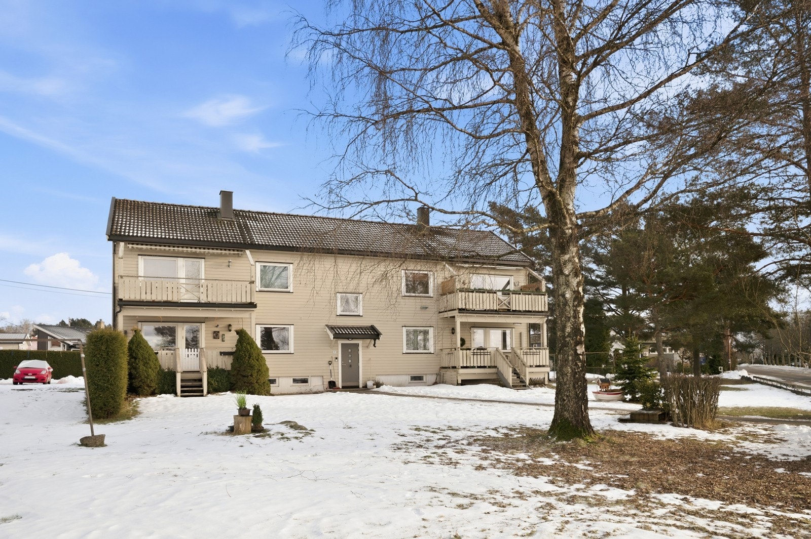 Eiendommen har en opparbeidet hage og et pent inngangsparti. Galleribilde