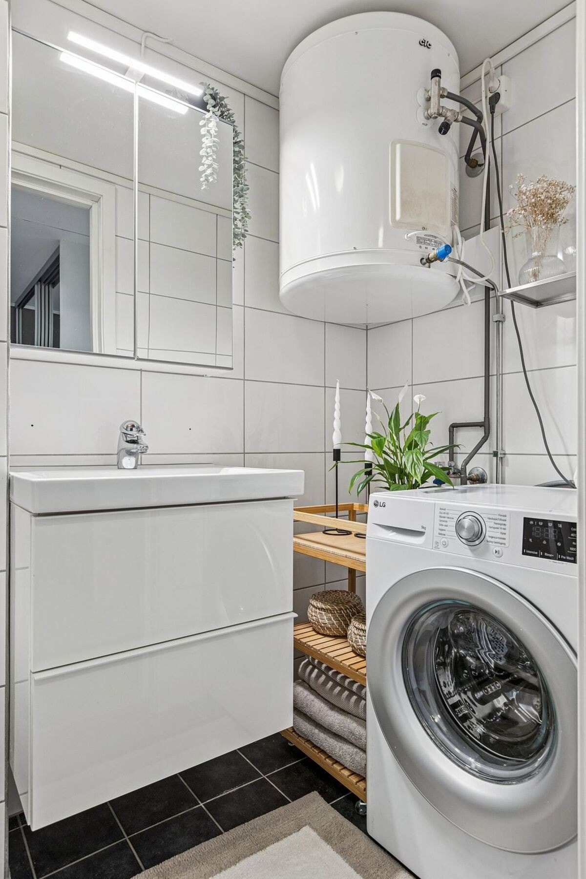 Arealeffektivt bad med flislagt gulv og vegger. Galleribilde