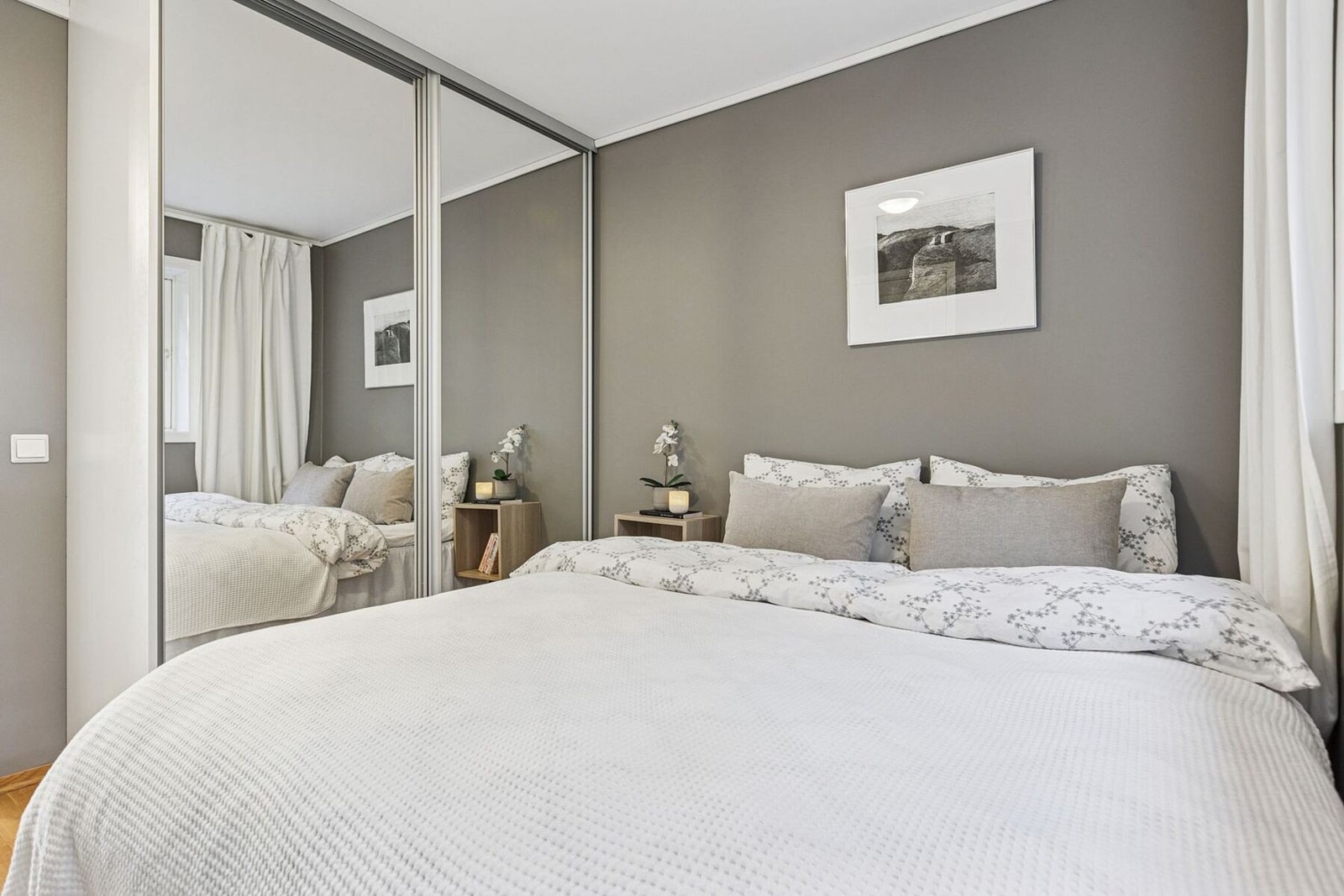 Praktisk skyvedørsgarderobe, som følger handelen. Galleribilde