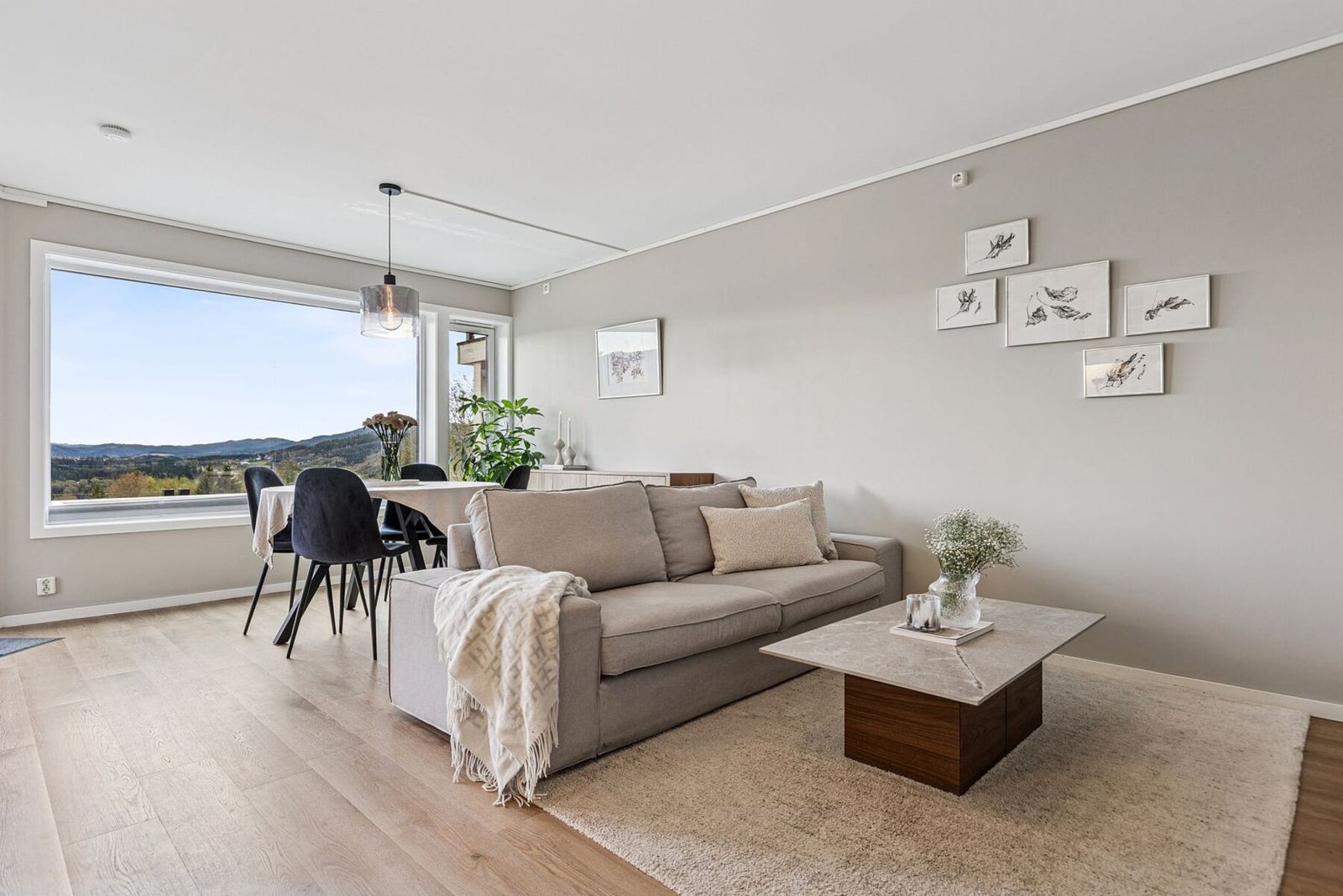 Oppholdsrommet består av en lys og åpen stue/kjøkkenløsning på ca. 25 m² med god plass til både sofasone og spisestuemøblement. Galleribilde