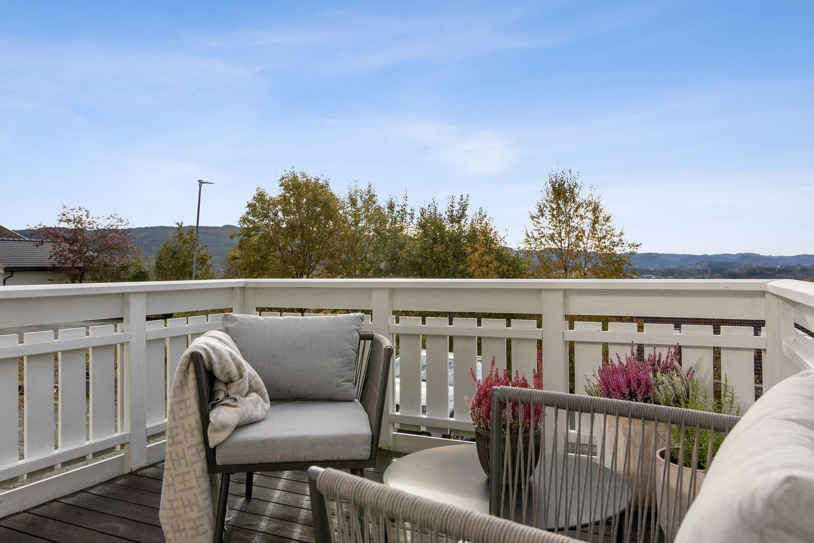 En pen og lettstelt leilighet i rolige omgivelser med kvaliteter som terrasse med gode sol- og utsiktsforhold, ingen felleskostnader, parkering, nærhet til marka og kollektivtransport. Galleribilde