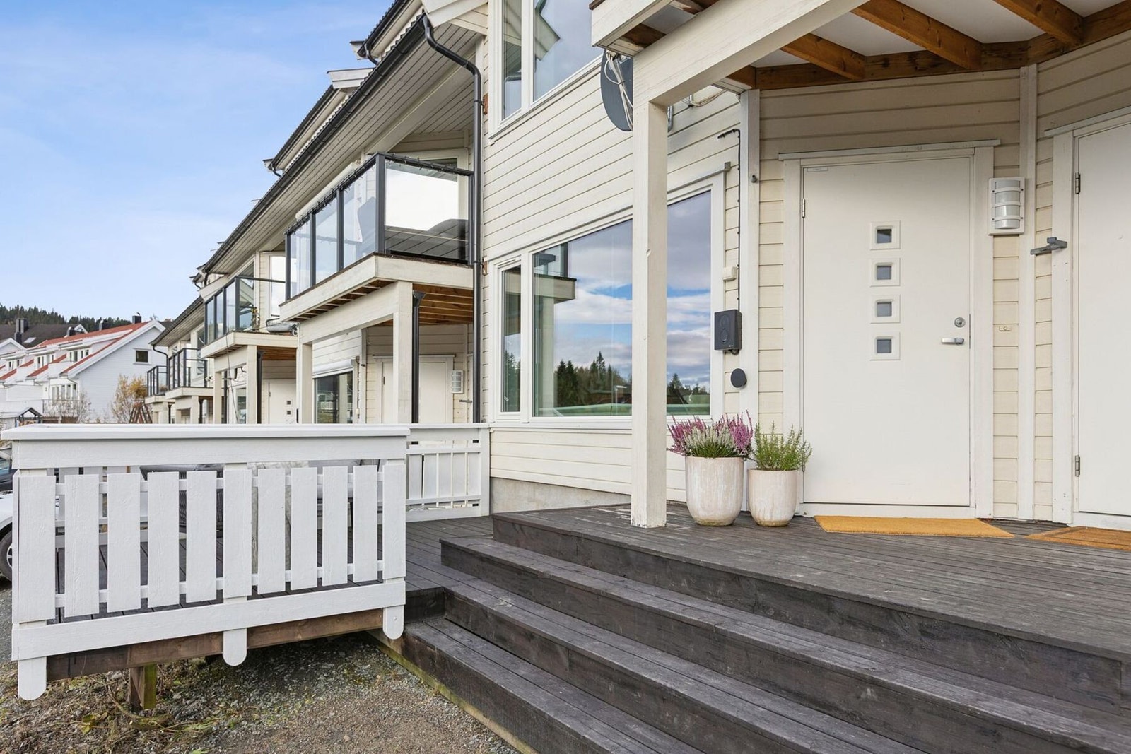 Det medfølger egen parkeringsplass samt elbillader, rett utenfor døra. Gjesteparkeringer på fellesområde. Galleribilde