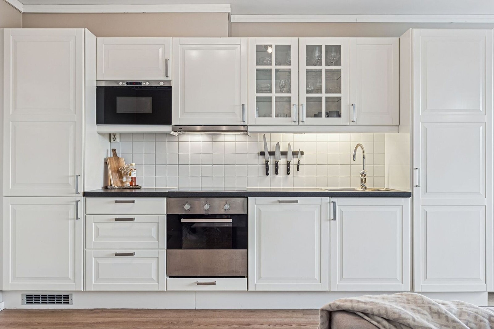 Stilrent kjøkken med profilerte fronter, integrerte hvitevarer og godt med skapplass. Galleribilde