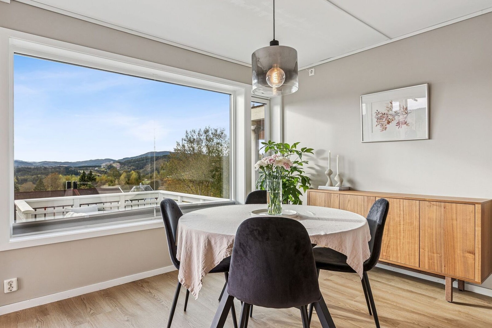 Leiligheten har store vindusflater som gir godt med naturlig lysinnslipp. Galleribilde