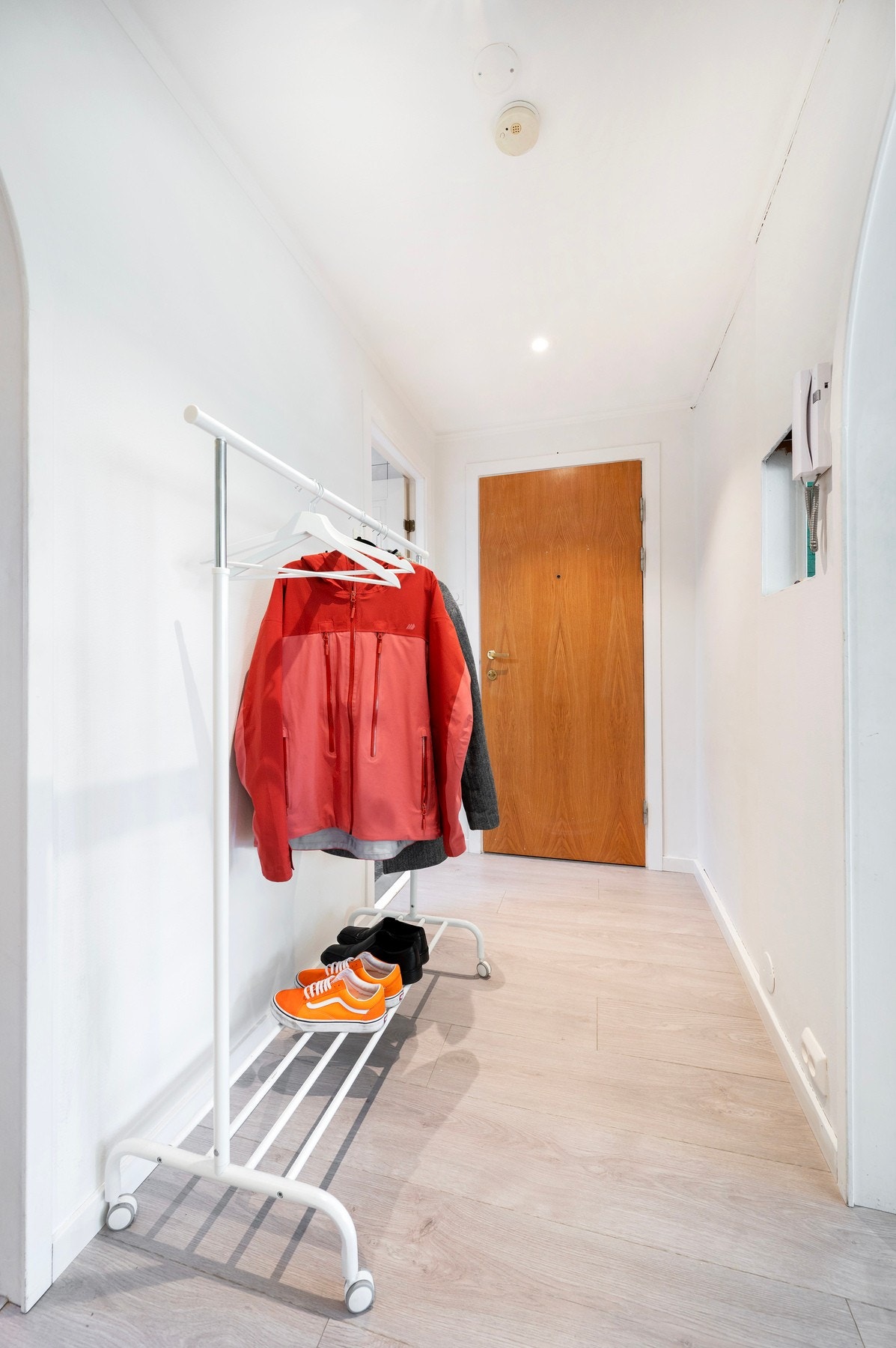 Plass til å henge fra seg tøy og sette fra seg sko. Galleribilde