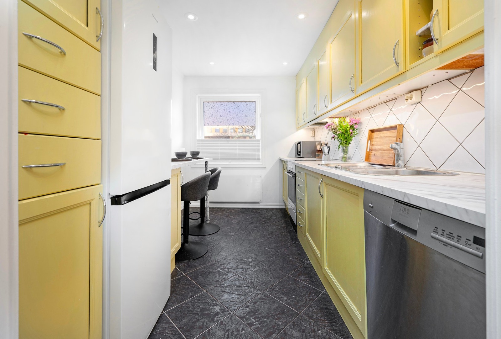 Kjøkkenet har innredning med profilerte fronter. Galleribilde