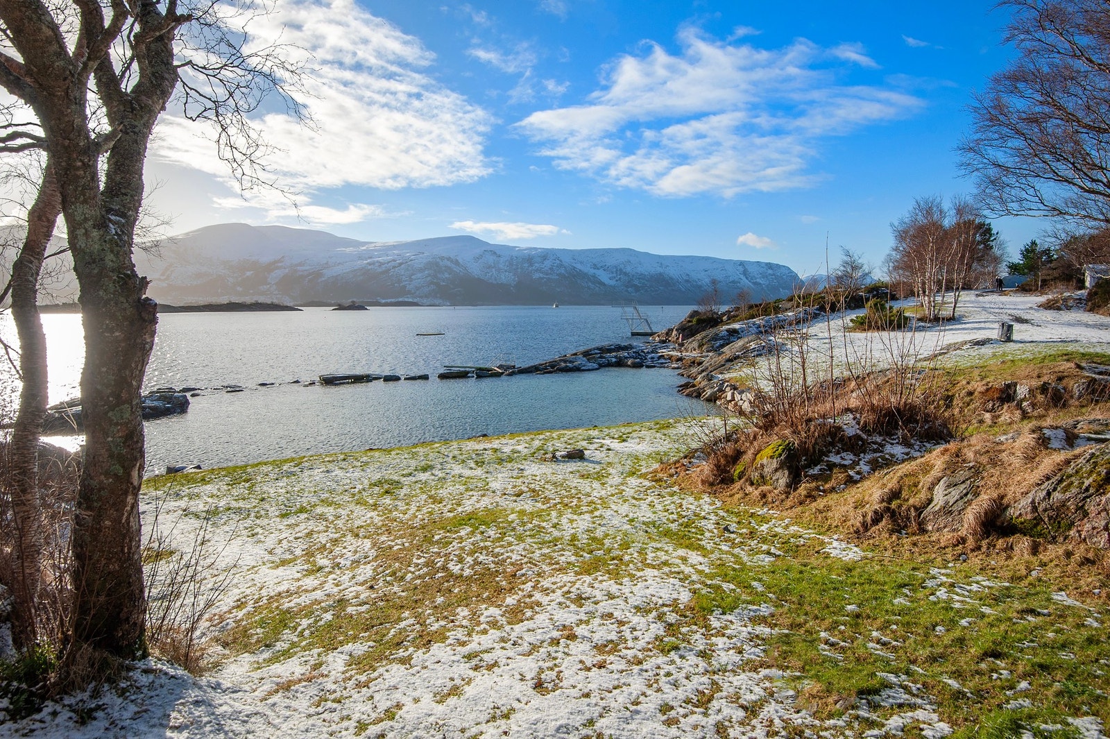 Ca. 2,5 km til Ålesund sentrum med alle sine fasiliteter. Galleribilde