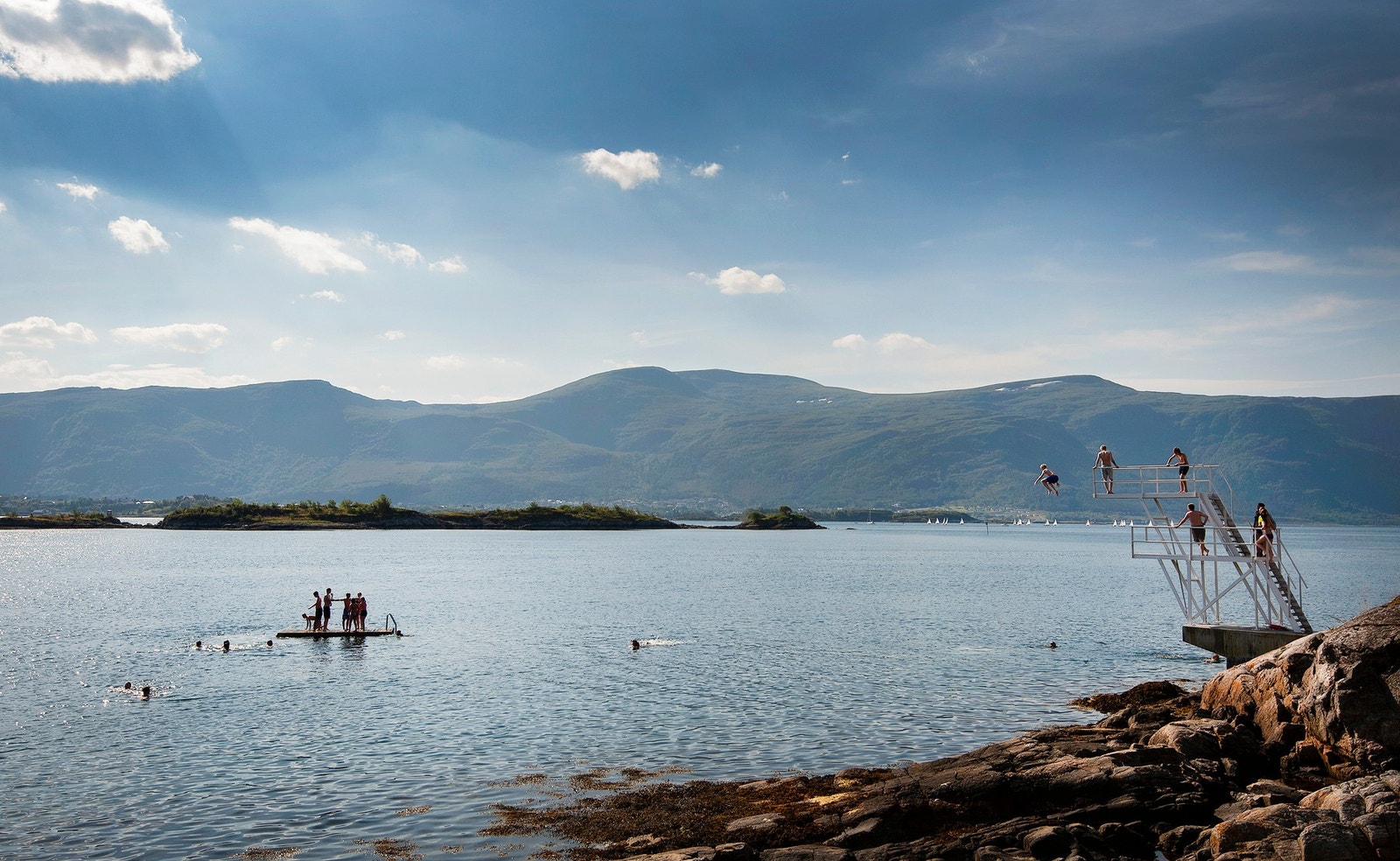 Kort avstand til både barnehage, barneskole og ungdomsskole. Galleribilde