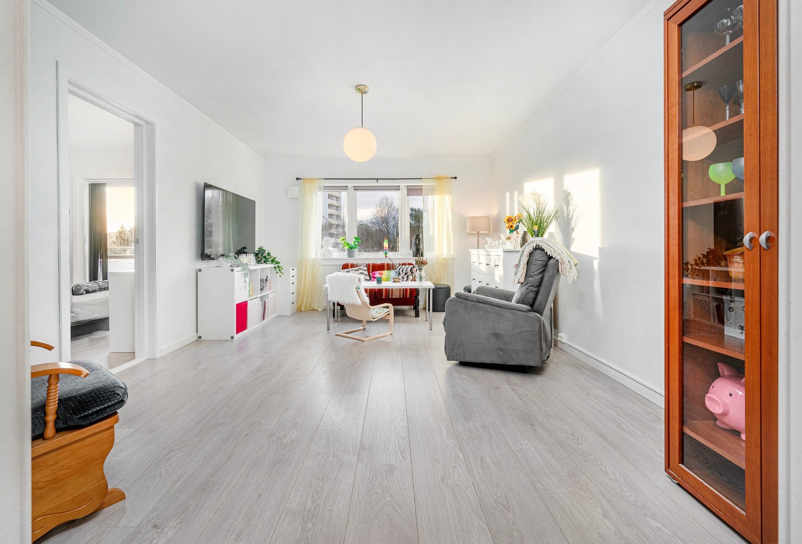 Lys og romslig stue. Galleribilde