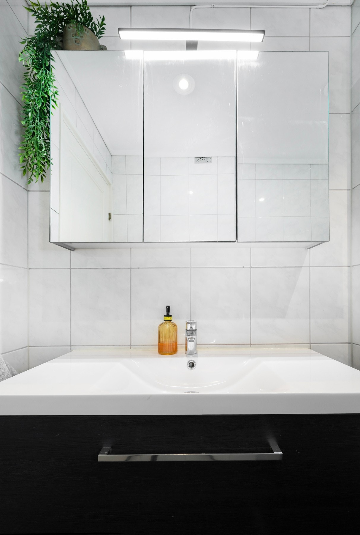 Godt med oppbevaringsplass i baderomsinnredningen. Galleribilde