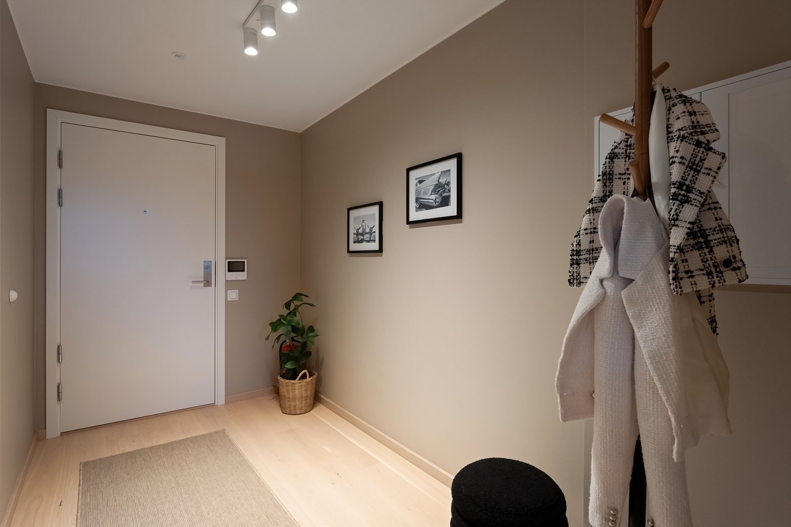 Fin entré m. plass til garderobe, klær og sko. Porttelefon. Galleribilde