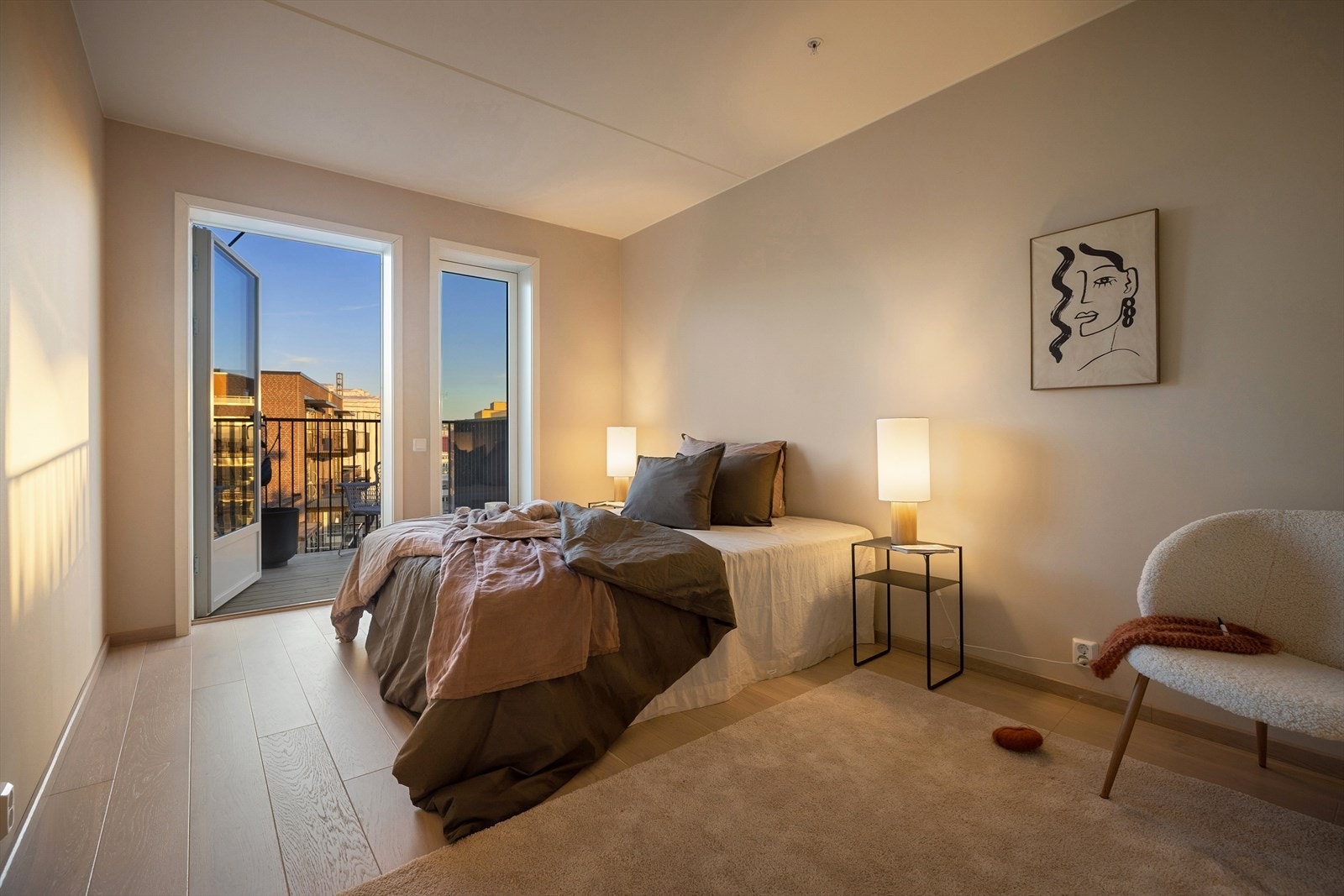 Ca. 12,2 kvm hovedsoverom m. plass til dobbeltseng og garderobe. Utgang til terrasse. Galleribilde