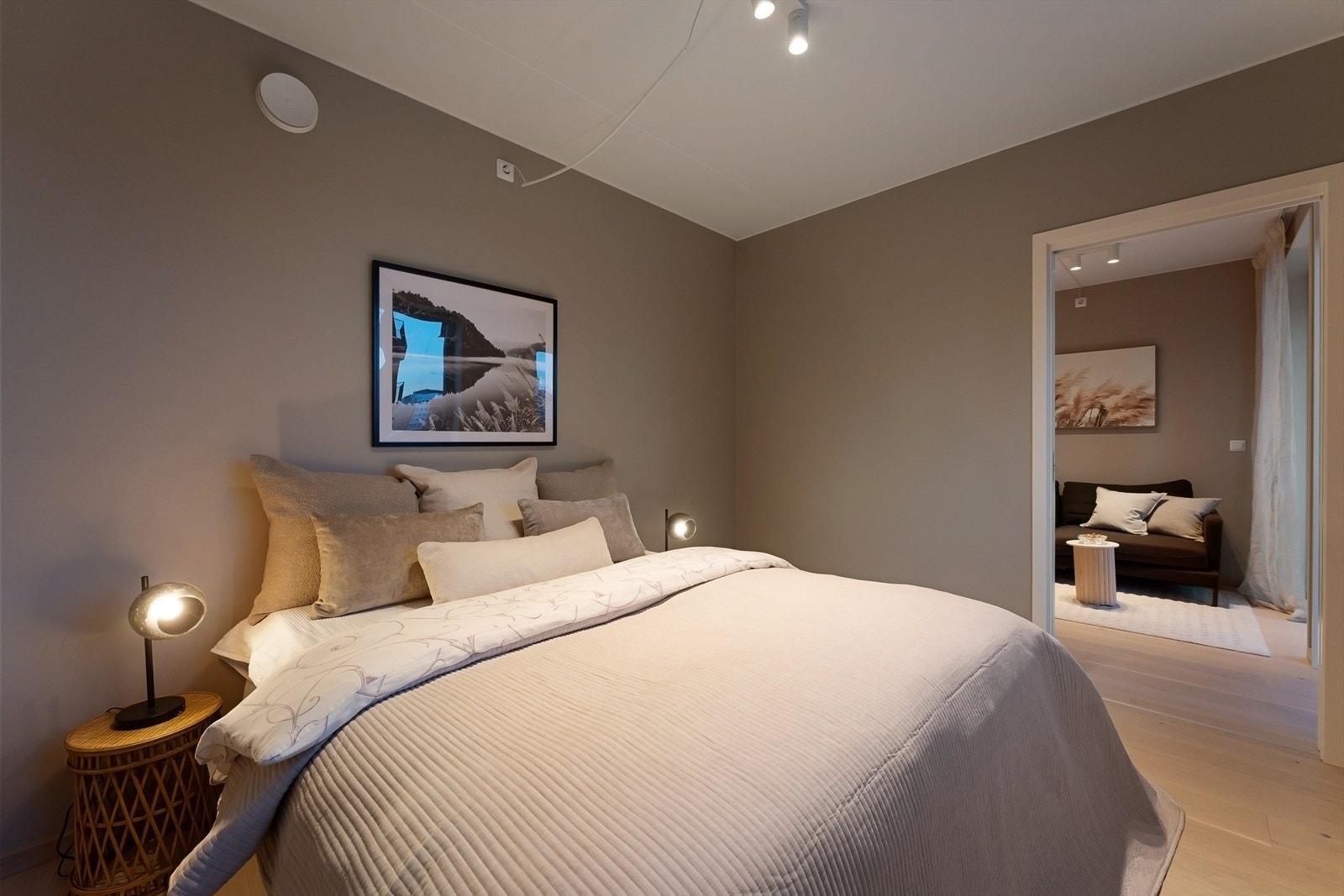 Ca. 12,2 kvm hovedsoverom m. plass til dobbeltseng og garderobe. Galleribilde