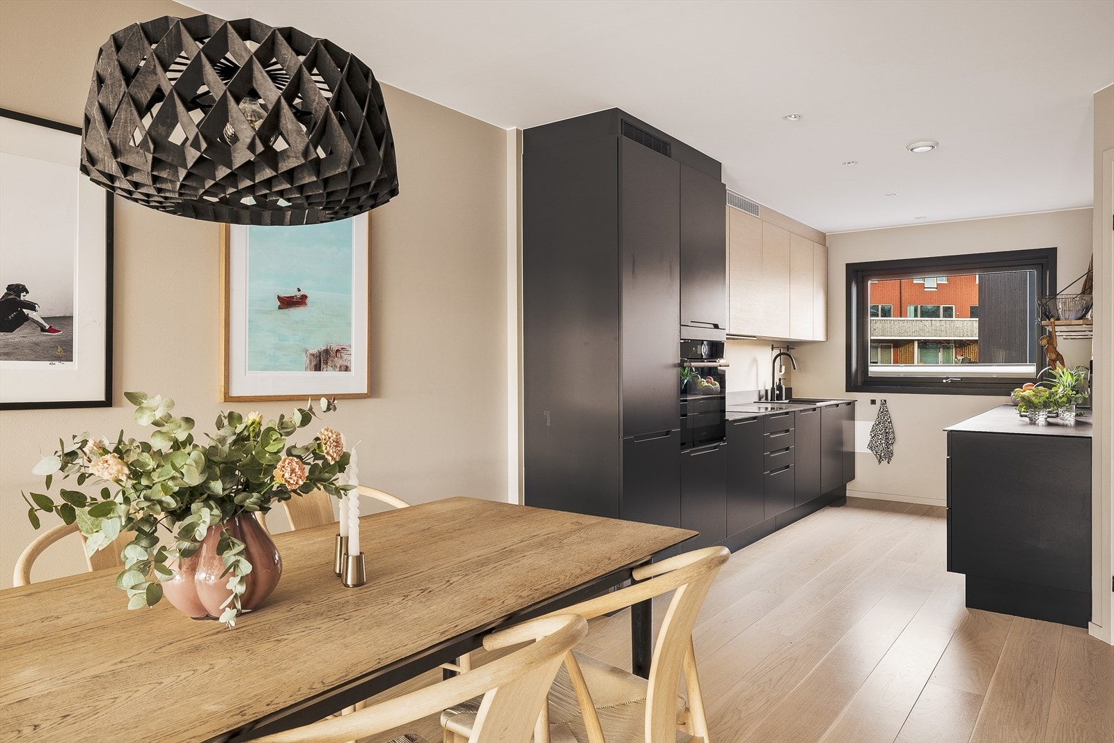 Merk deg det lekre 1-stavs parkettgulvet | Overskapene i kontrastene farger gir et lett og luftig preg Galleribilde