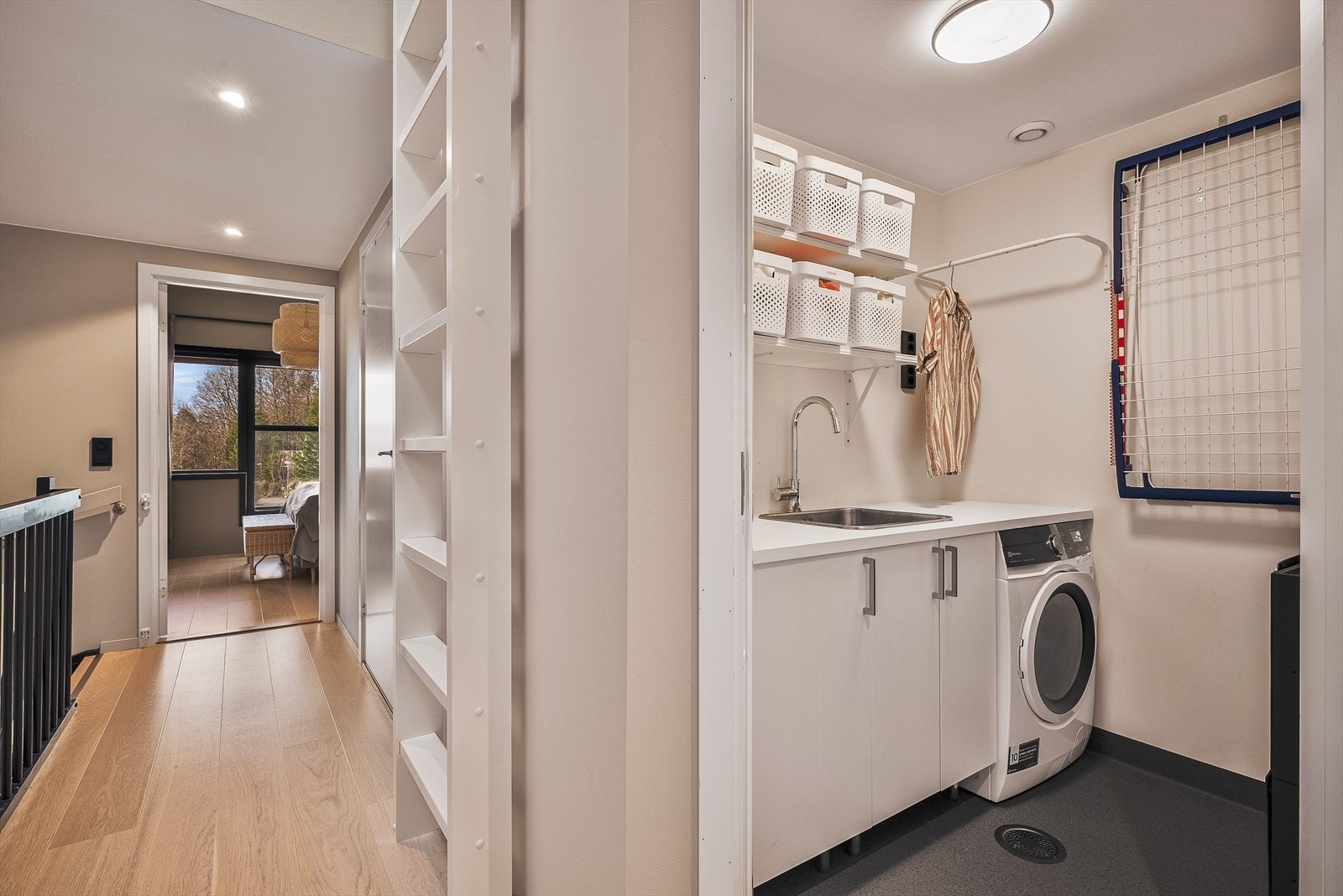 Videre kommer du inn til vaskerommet. | Vaskerommet var en av mange oppgraderinger gjort under oppføring. Galleribilde