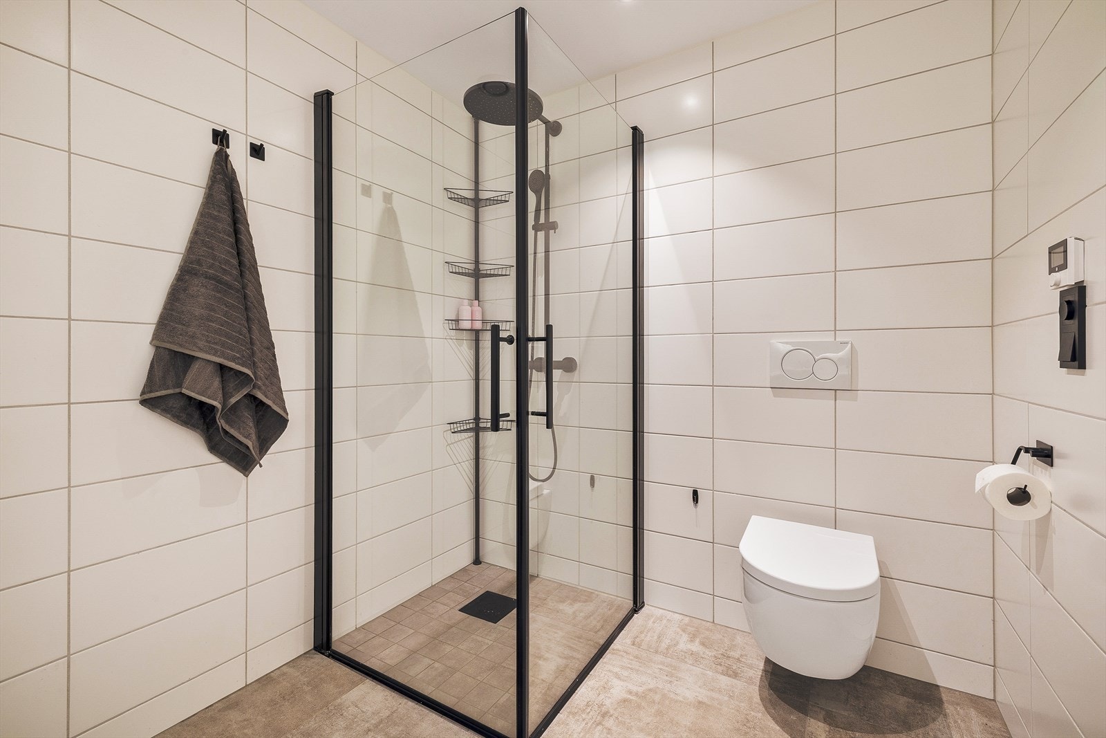 Badet er helfliset med behagelig varme i gulv. Galleribilde