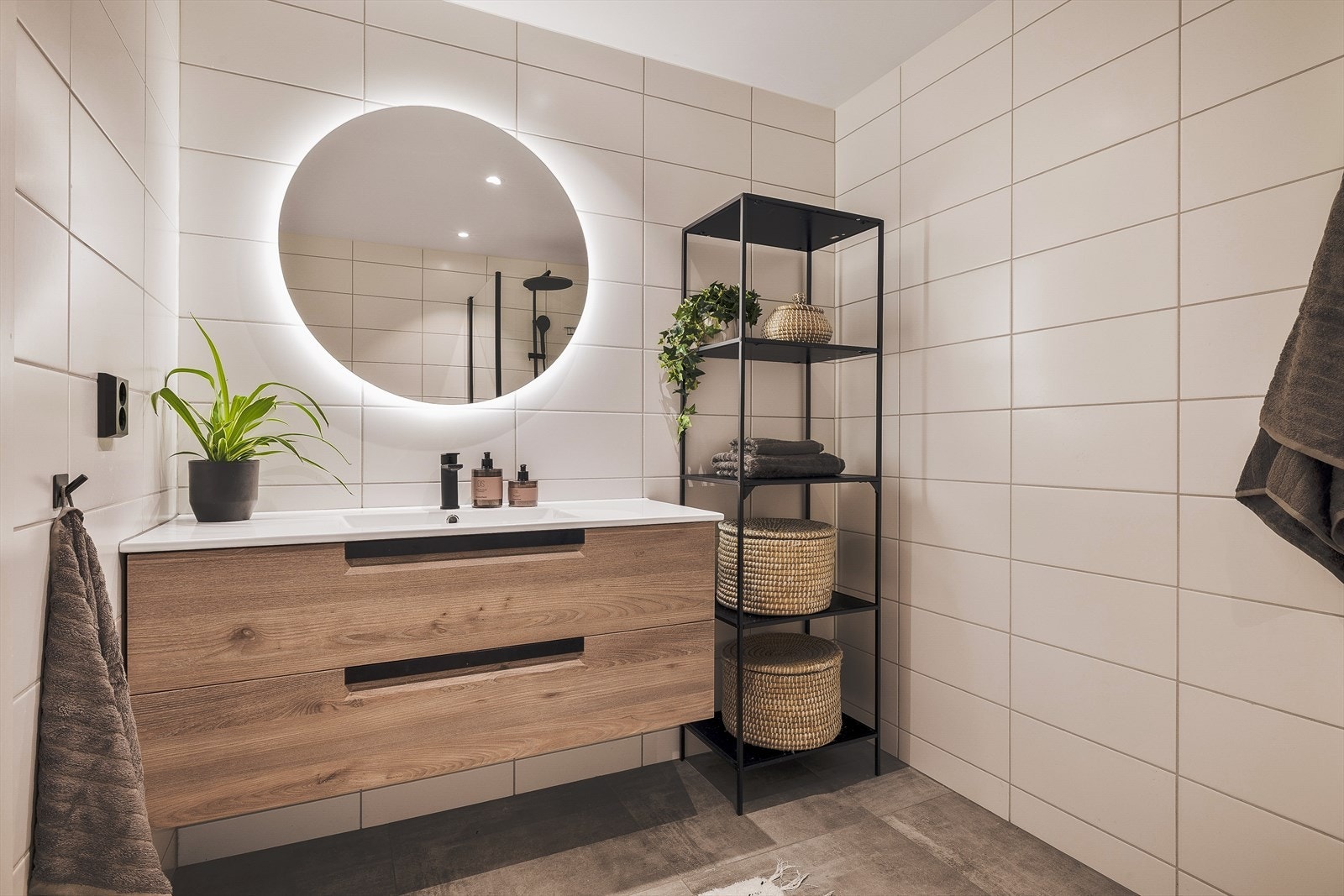 Lekkert og påkostet bad med 120 cm møbel, god oppbevaring og moderne detaljer. Galleribilde