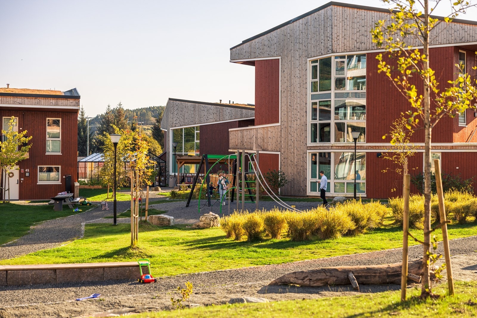 Nedre Siljustøl ble i 2022 nominert til Arkitektur og Byformingsprisen | Dette med bakgrunn av bygg og byrom som i samspill med omgivelsene tilfører området nye kvaliteter gjennom en helhetlig løsning av funksjon, form og materialbruk Galleribilde