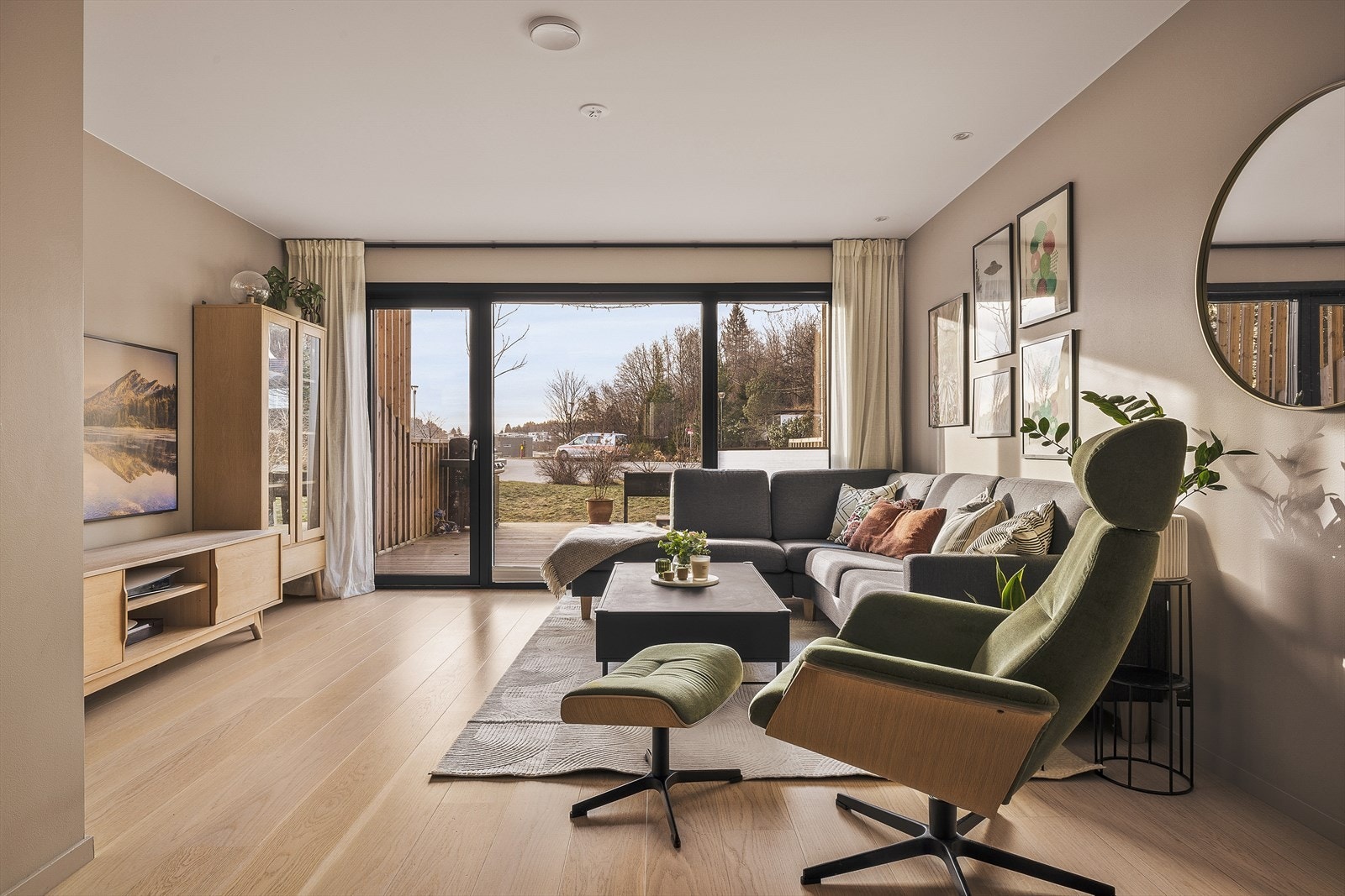 Et moderne familieperfekt rekkehus som kombinerer stilrent design med funksjonelle løsninger for hele familien. Galleribilde