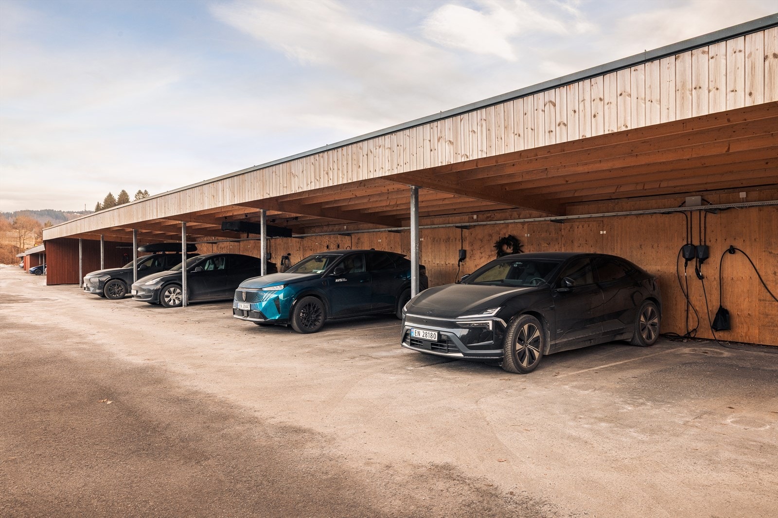 Seksjonen disponerer fast parkering i carport med el-bil lader. Galleribilde