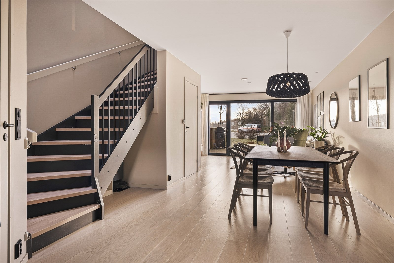 Lakkert tretrapp som binder etasjene sammen med stil og kvalitet. Galleribilde