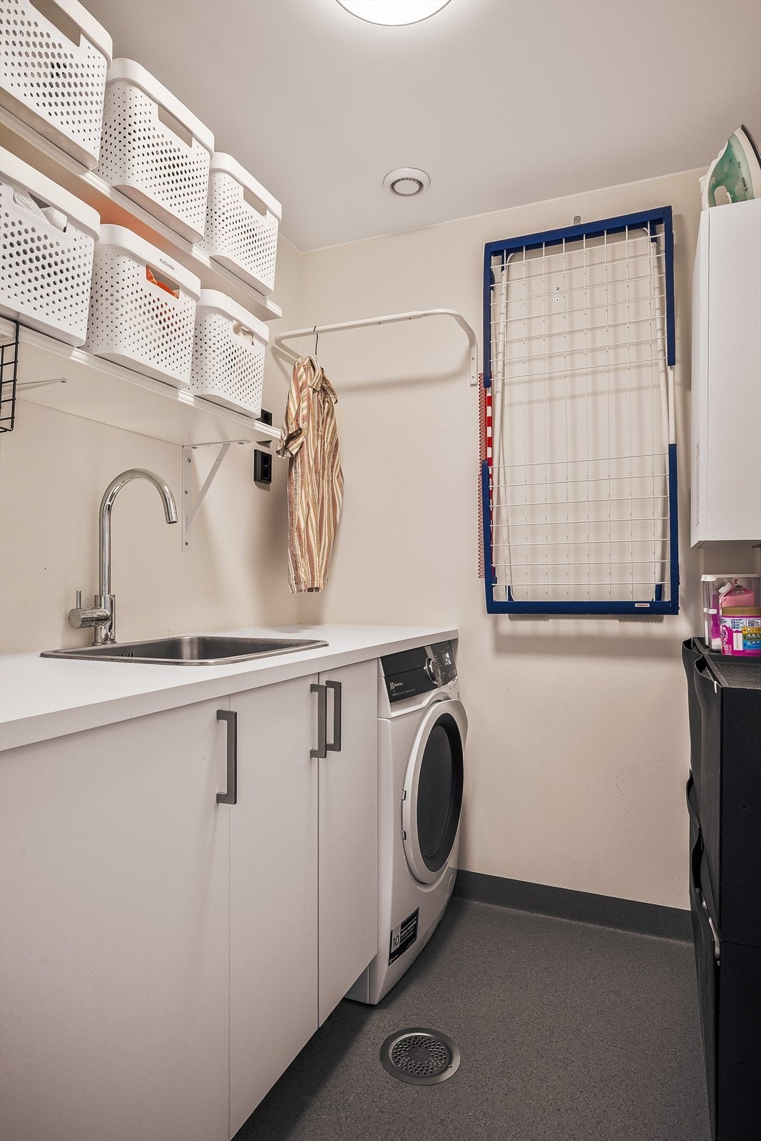 Eget vaskerom gir en praktisk og effektiv løsning for klesvask og oppbevaring i en travel familiehverdag. Galleribilde