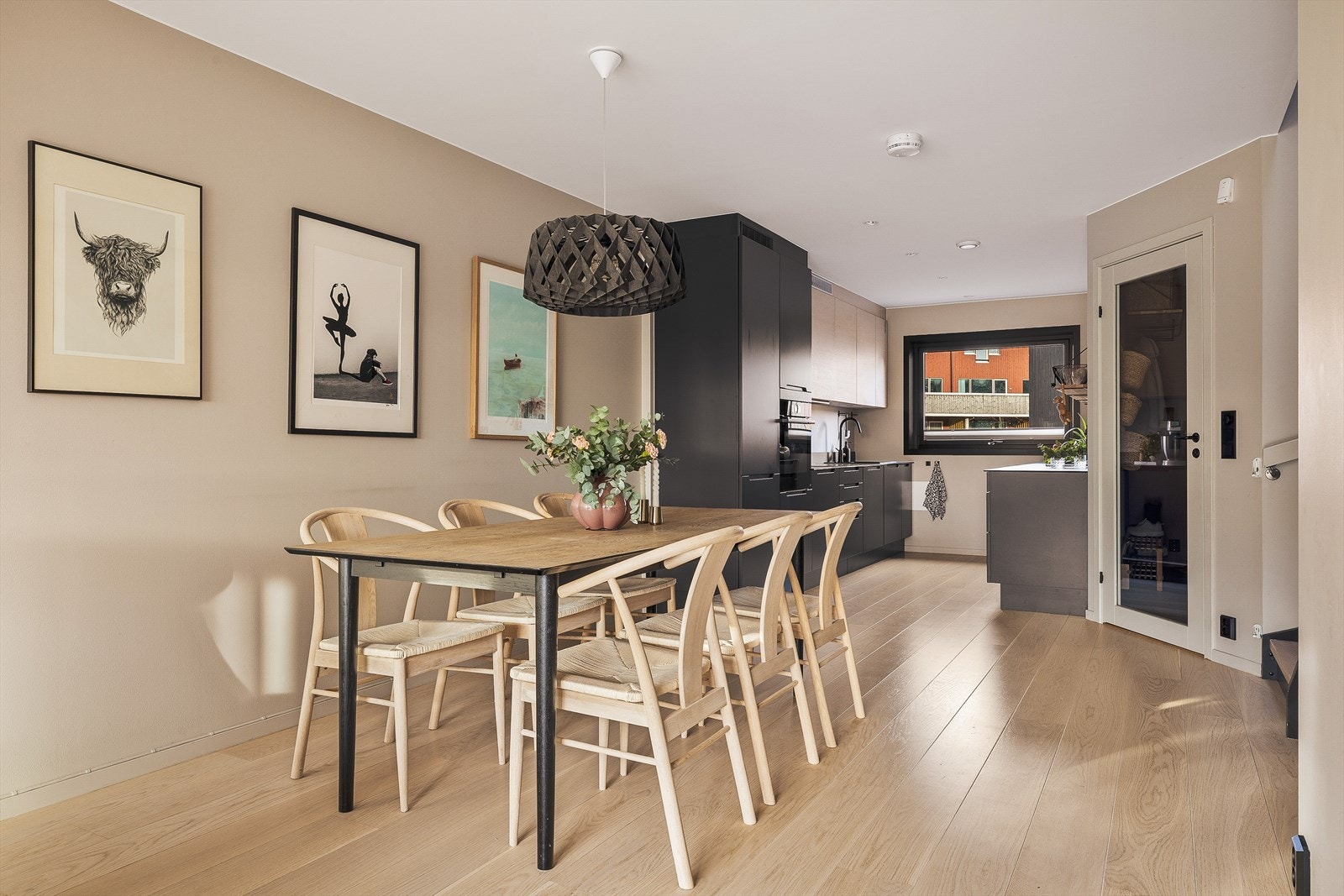 Videre fra gangen kommer du inn til den åpne stue- og kjøkkenløsningen. Galleribilde