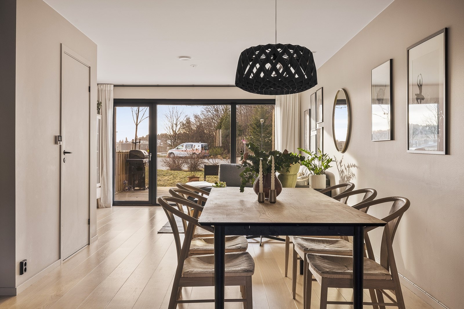 Leiligheten har stilrene flater i lyse og naturlige toner som gir en rolig og harmonisk atmosfære. Galleribilde