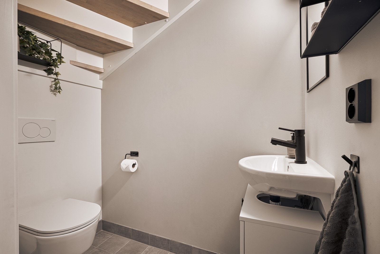 Praktisk med egen WC i 1. etasje for gjester og hverdagsbruk. Galleribilde