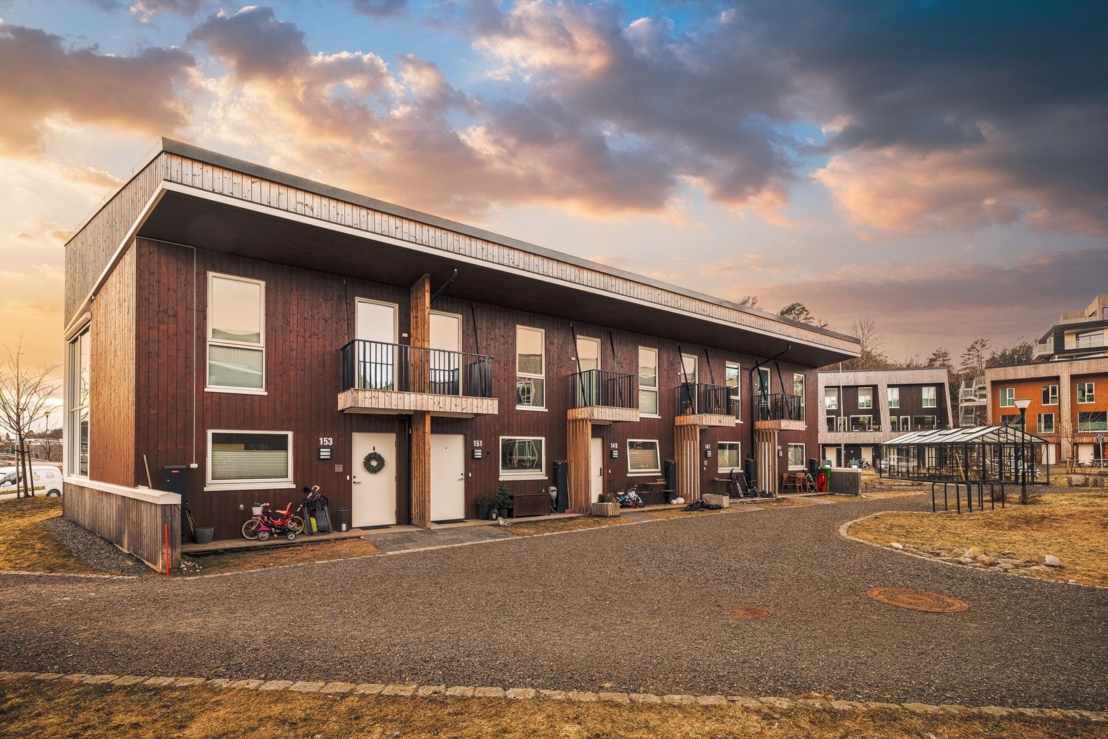 Bygget er fra 2021 med moderne arkitektur og ligger i et attraktivt, nyere boligfelt | Fra eiendommen er det kort gange til bybane, buss og Lagunen. Galleribilde