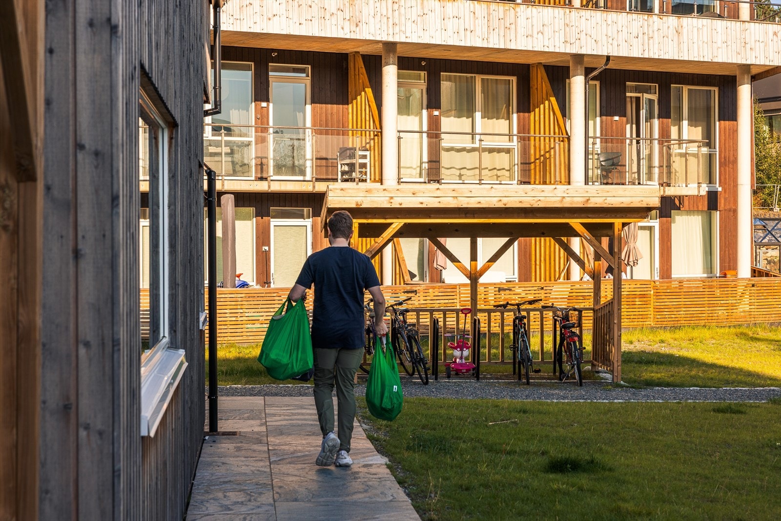 Fellesarealene inneholder bl.a. veksthus, bålplass, en bekk med broer, en ballbane, flere lekeplasser, et torg til f.eks. juletretenning og områder med frukttrær og blåbærlyng! Galleribilde
