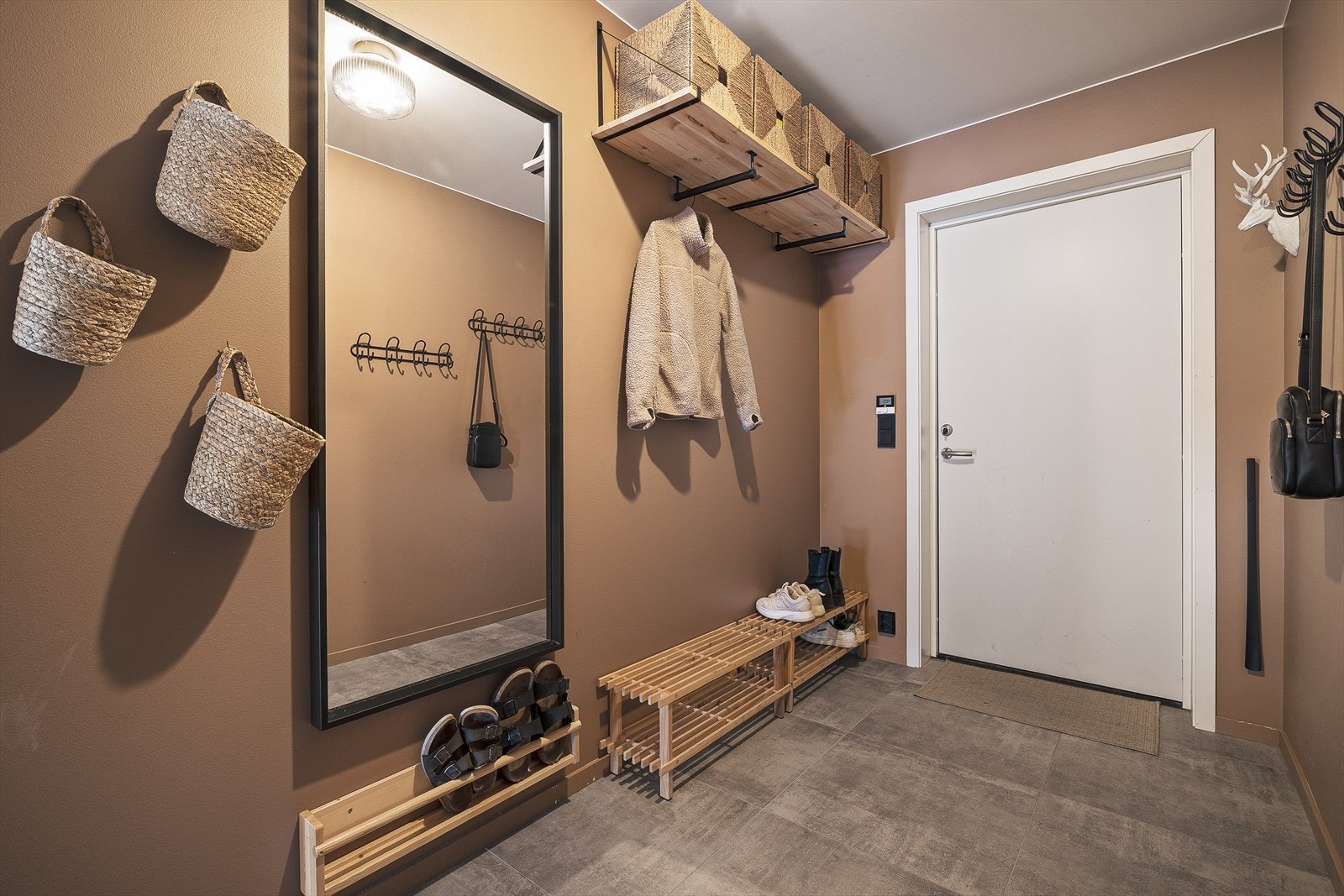 Innbydende og lekker gang | Merk deg de praktiske 60x60 flisene i gangen påkostet av eier! Galleribilde