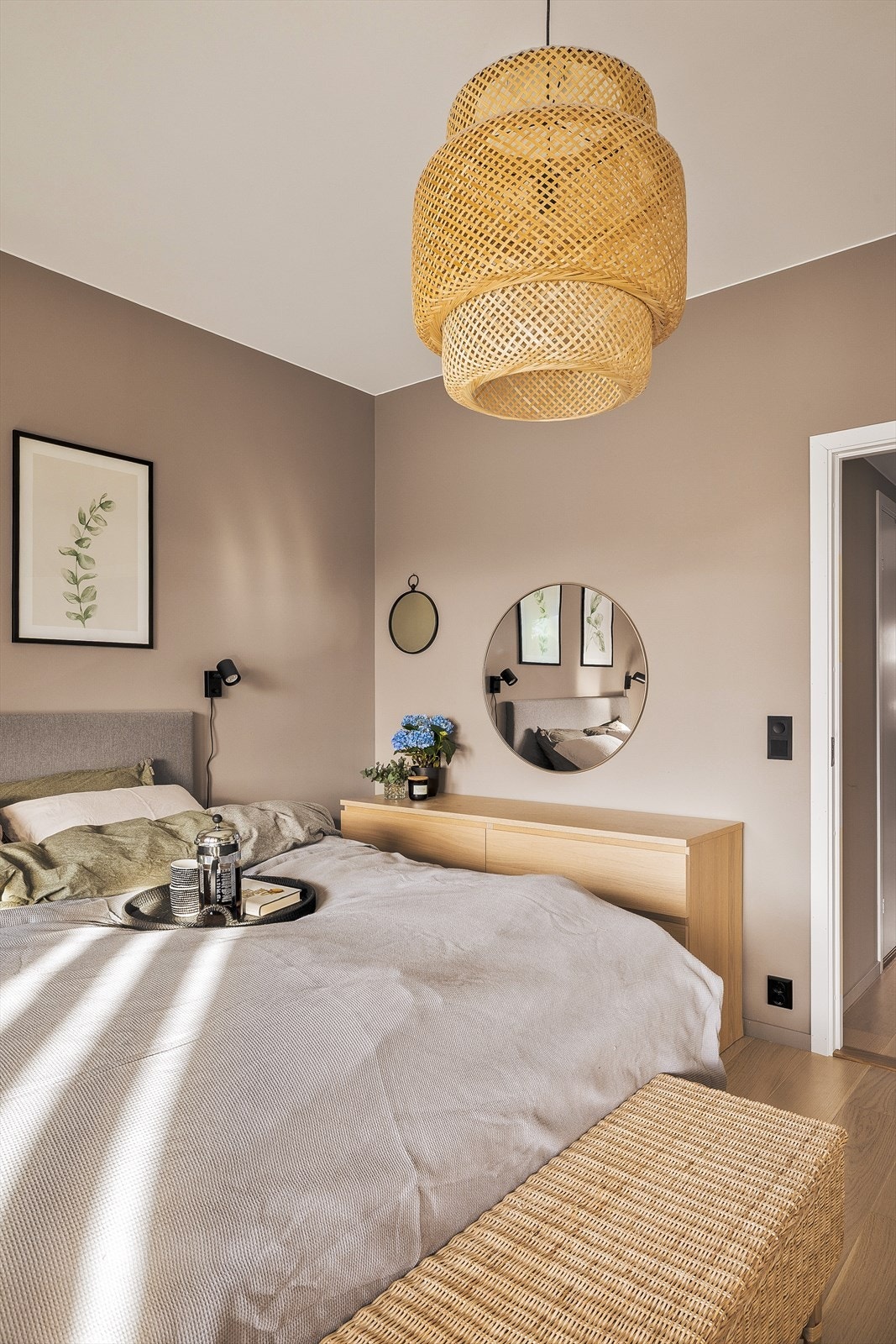 Merk deg de lekre sorte detaljene på lysbryterene gir en gjennomført helhet. Galleribilde