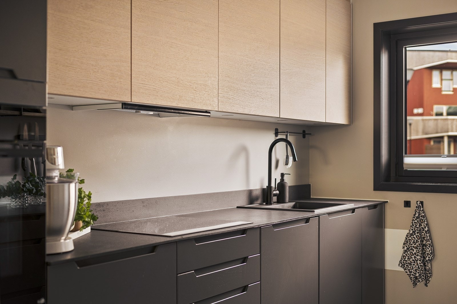 Det stilfulle kjøkkenet har godt med benke og oppbevaringsplass | Hvitevarer er levert fra Bosch, Electrolux, AEG og Beko. Galleribilde