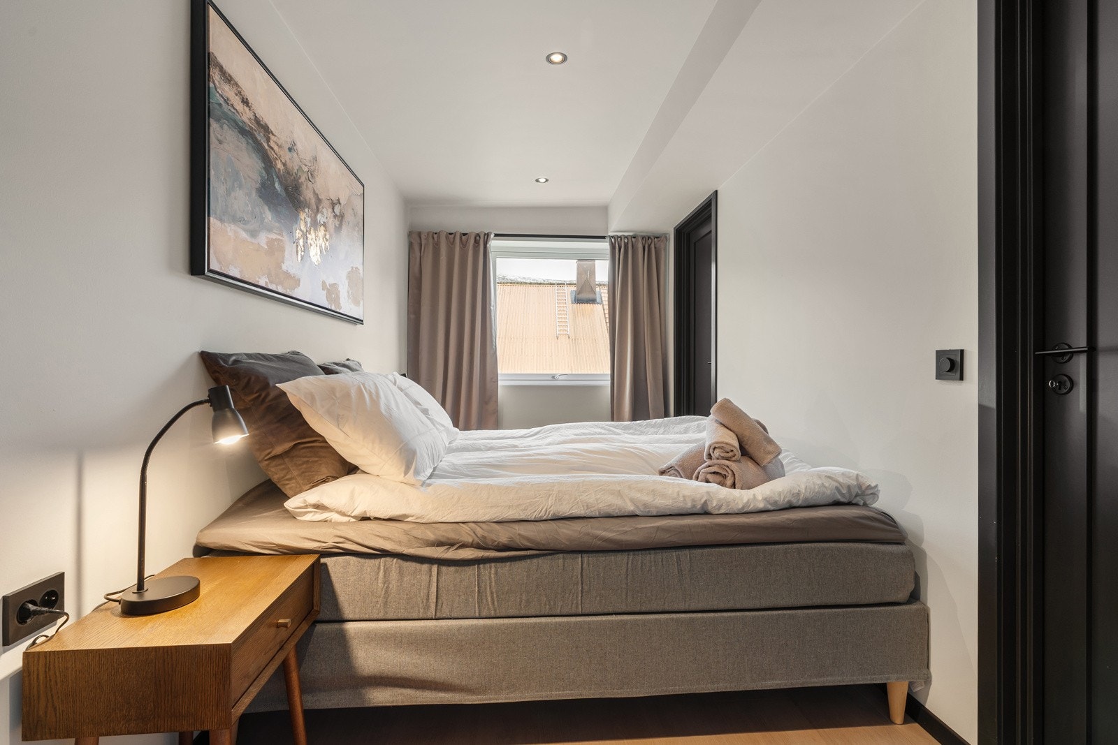 Hovedsoverommet har god plass til stor seng og tilhørende nattbord. Plass for garderobeløsning.